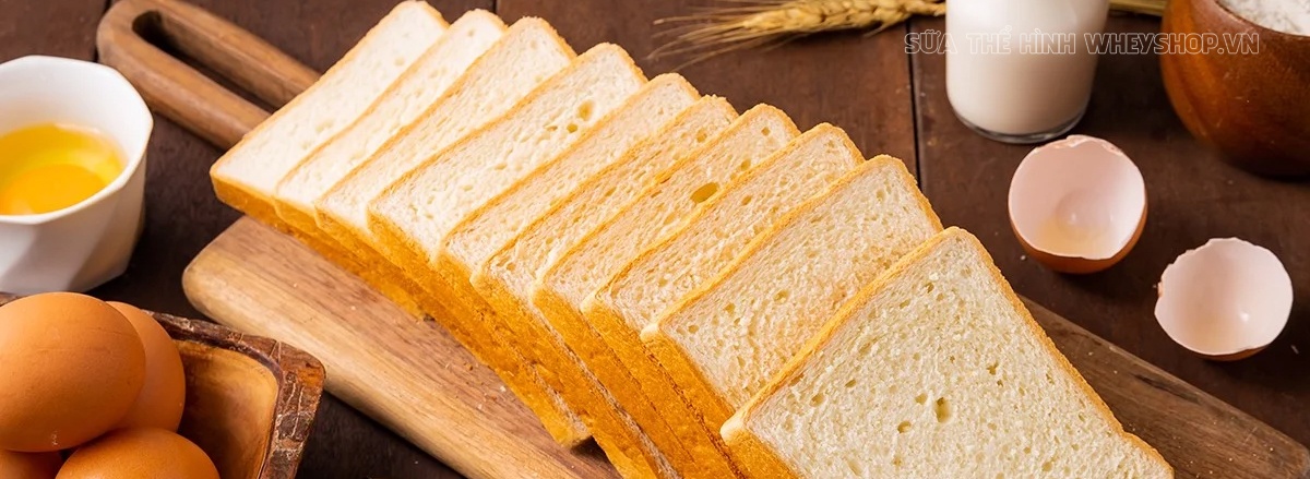 Tìm hiểu 1 ổ bánh mì bao nhiêu calo, 1 ổ bánh mì trứng bao nhiêu calo, 1 ổ bánh mì trắng bao nhiêu calo để cân đối dinh dưỡng hiệu quả trong chế độ tăng, giảm cân