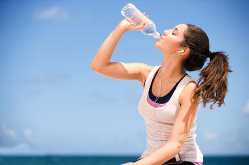 Uống nước lọc đúng cách kết hợp tập thể thao